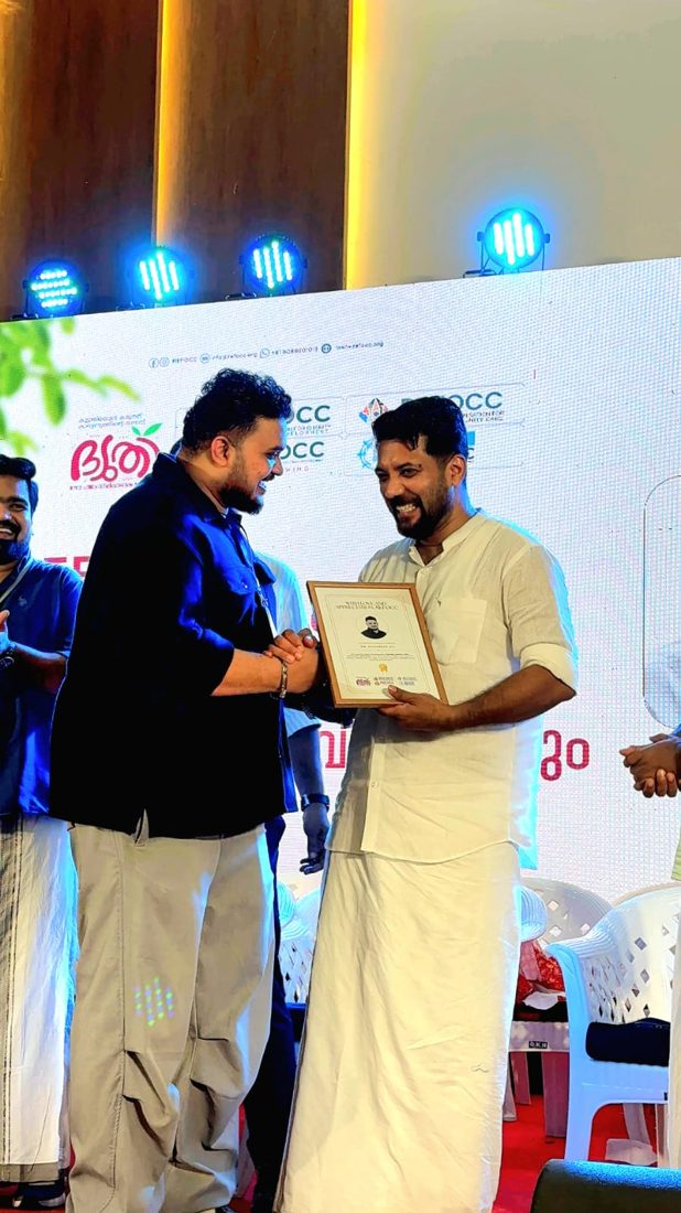 Shafi Parambil felicitating Sulfeekar Aly at the Dyuthi event